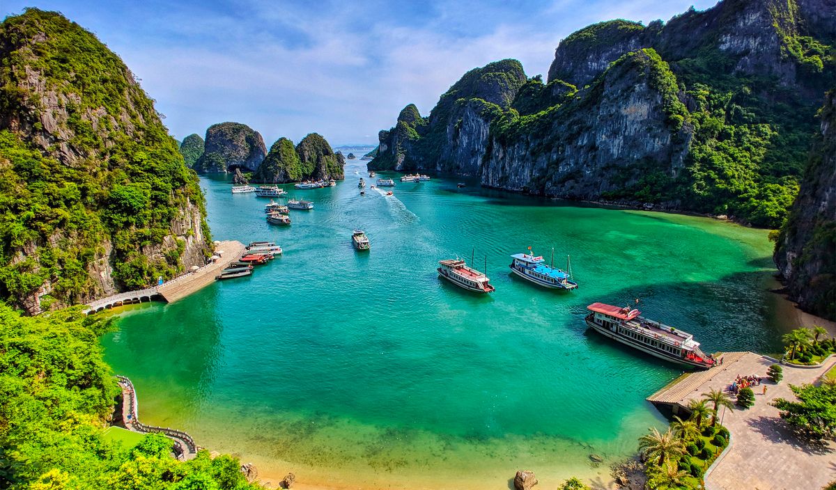átoka Ha Long Bay je jedním z nejpůsobivějších přírodních symbolů Vietnamu