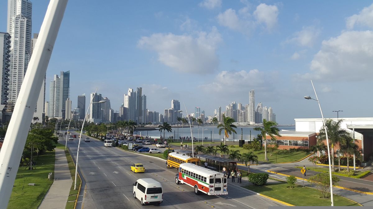 Městská panorama Panama City s&nbsp;moderními mrakodrapy a&nbsp;dopravním ruchem v&nbsp;popředí.