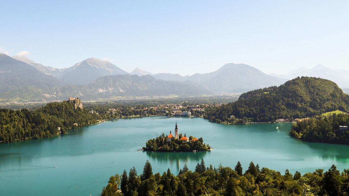 Jezero Bled patří k nejznámějším místům ve Slovinsku