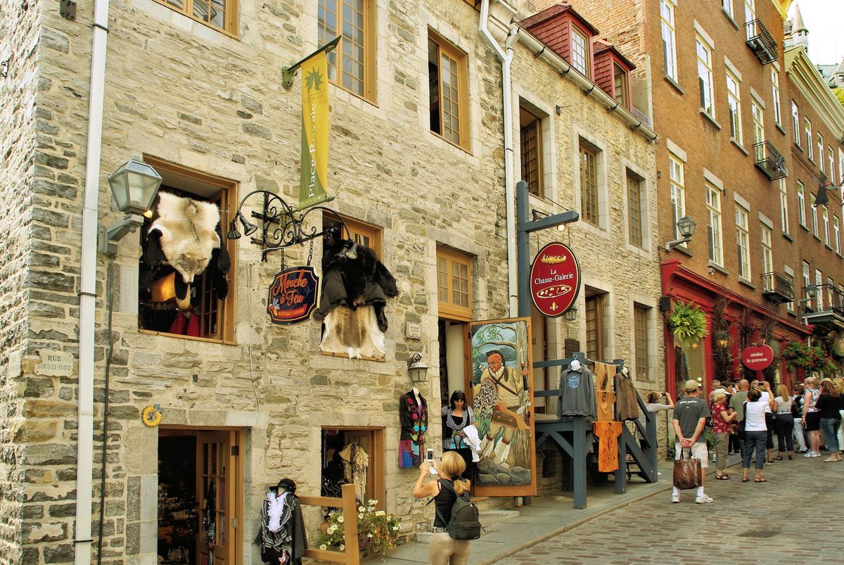 Historická ulice s&nbsp;kamennými budovami a&nbsp;obchody v&nbsp;centru Québecu nabízí turistům místní produkty a&nbsp;suvenýry.
