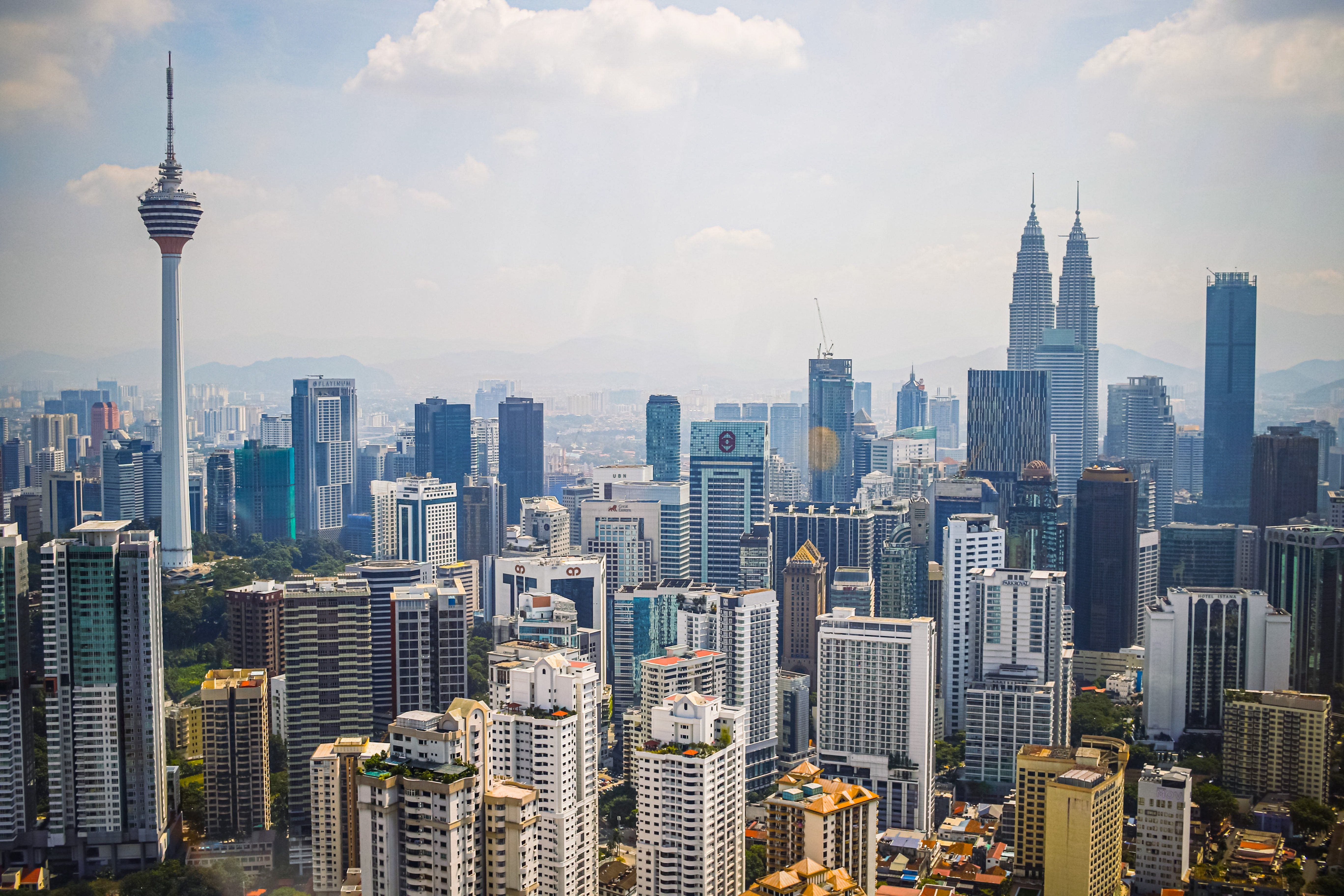 Panorama Kuala Lumpuru, které dominuje telekomunikační věž Menara KL a dvojice věží Petronas Twin Towers.