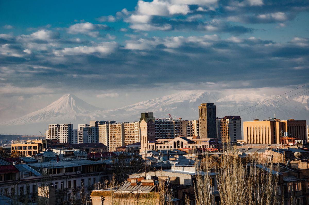 Panorama Jerevanu, hlavního města Arménie, s monumentální horou Ararat v pozadí zasněženou vrcholkem.
