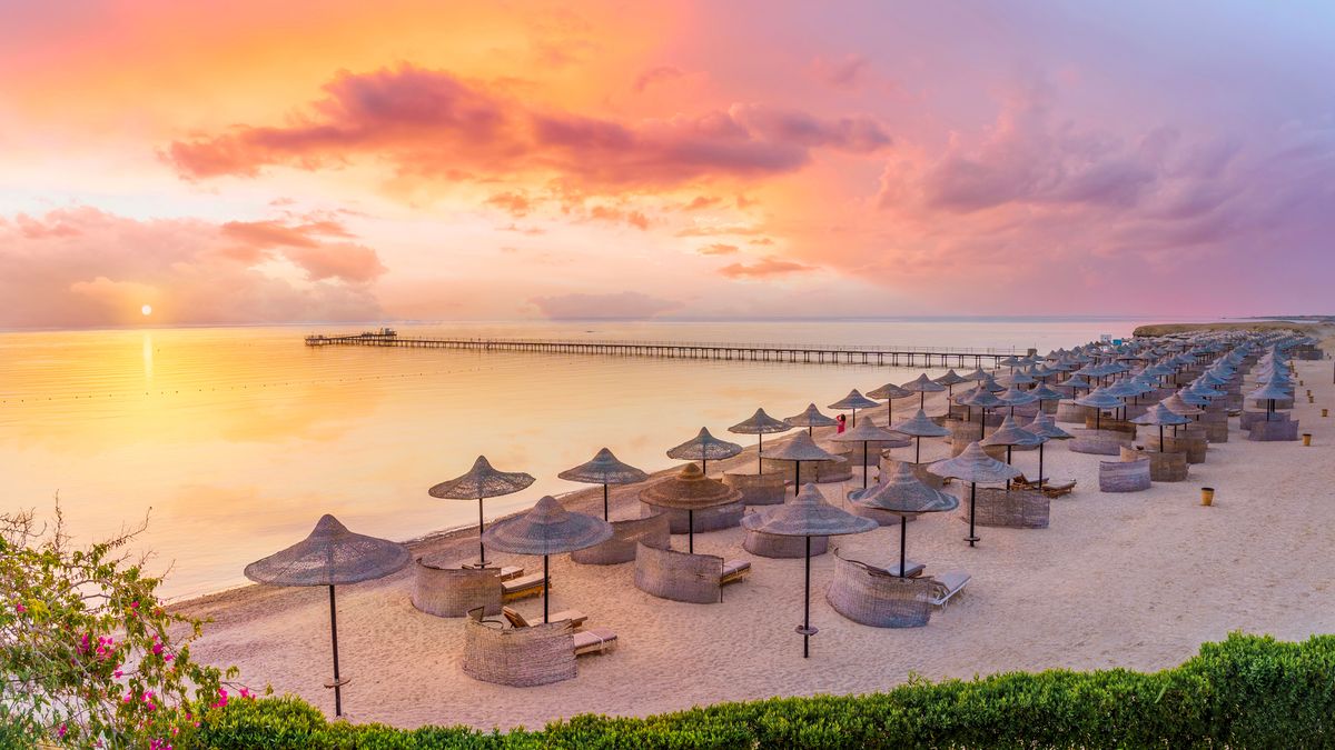 Západ slunce na pláži v Marsa Alam