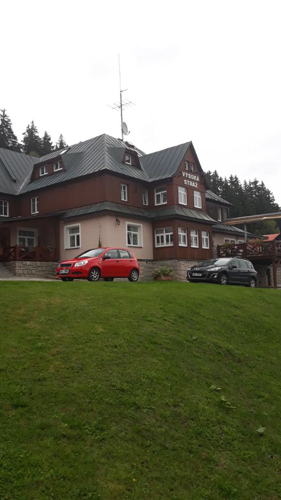 Penzion na úrovni.
