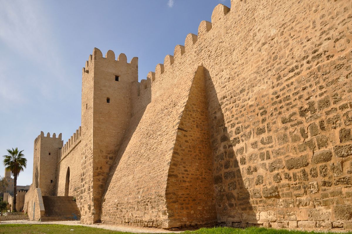 Pevnost Ribat v Monastiru s impozantními kamennými zdmi pod modrou oblohou.