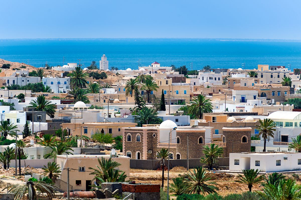 Město Guellala na ostrově Djerba s tradiční architekturou a bílými budovami, v pozadí Středozemní moře.