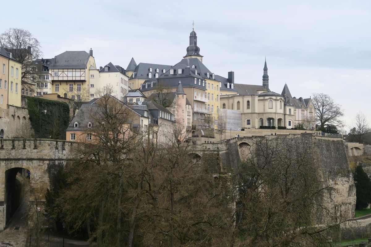 Historické budovy včetně kláštera Neumünster jsou zasazeny mezi hradby v&nbsp;centru Lucemburku.