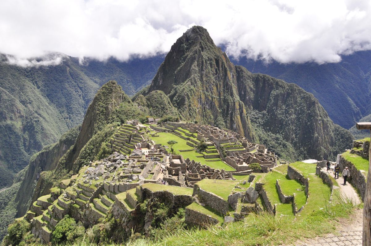 Starobylé incké město Machu Picchu obklopené horami a mlhou v Peru.