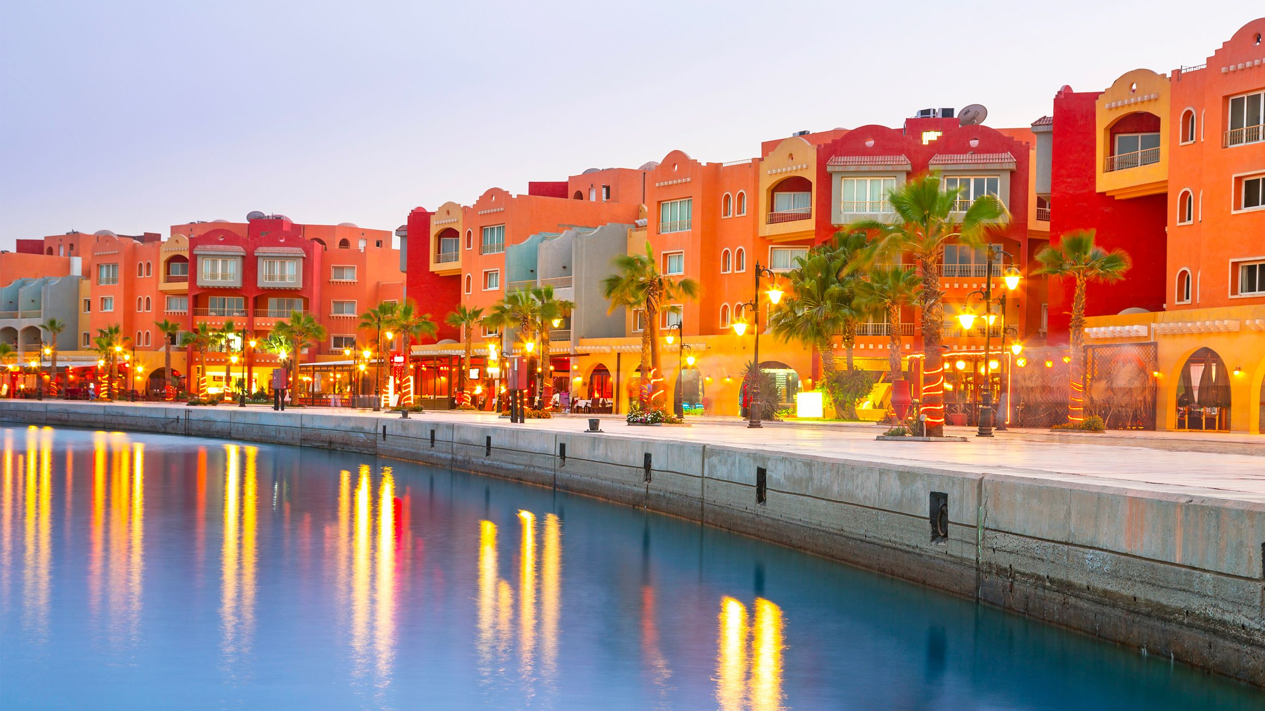 Promenáda v letovisku Hurghada s výhledem na Rudé moře a moderní hotelové resorty