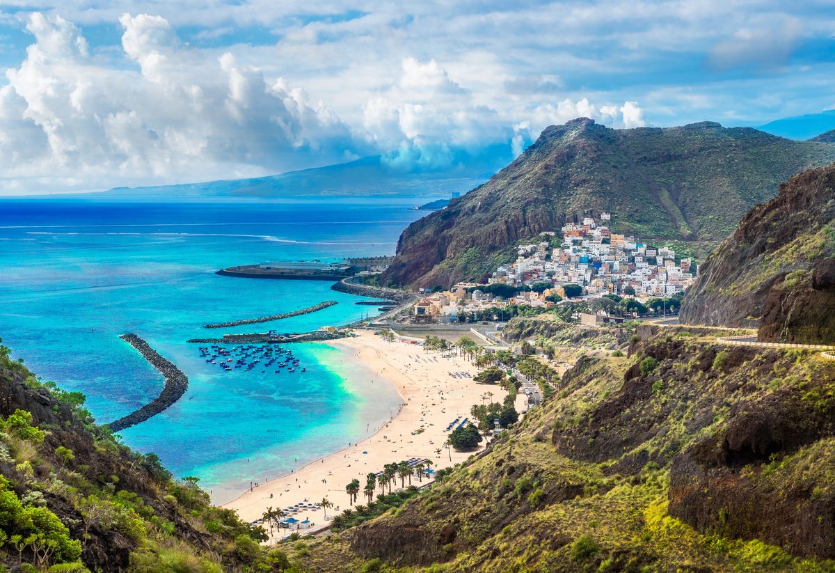 Pláž Las Teresitas ležící na Tenerife je lemována jemným zlatým pískem a obklopena horami s výhledem na tyrkysové vody Atlantského oceánu.
