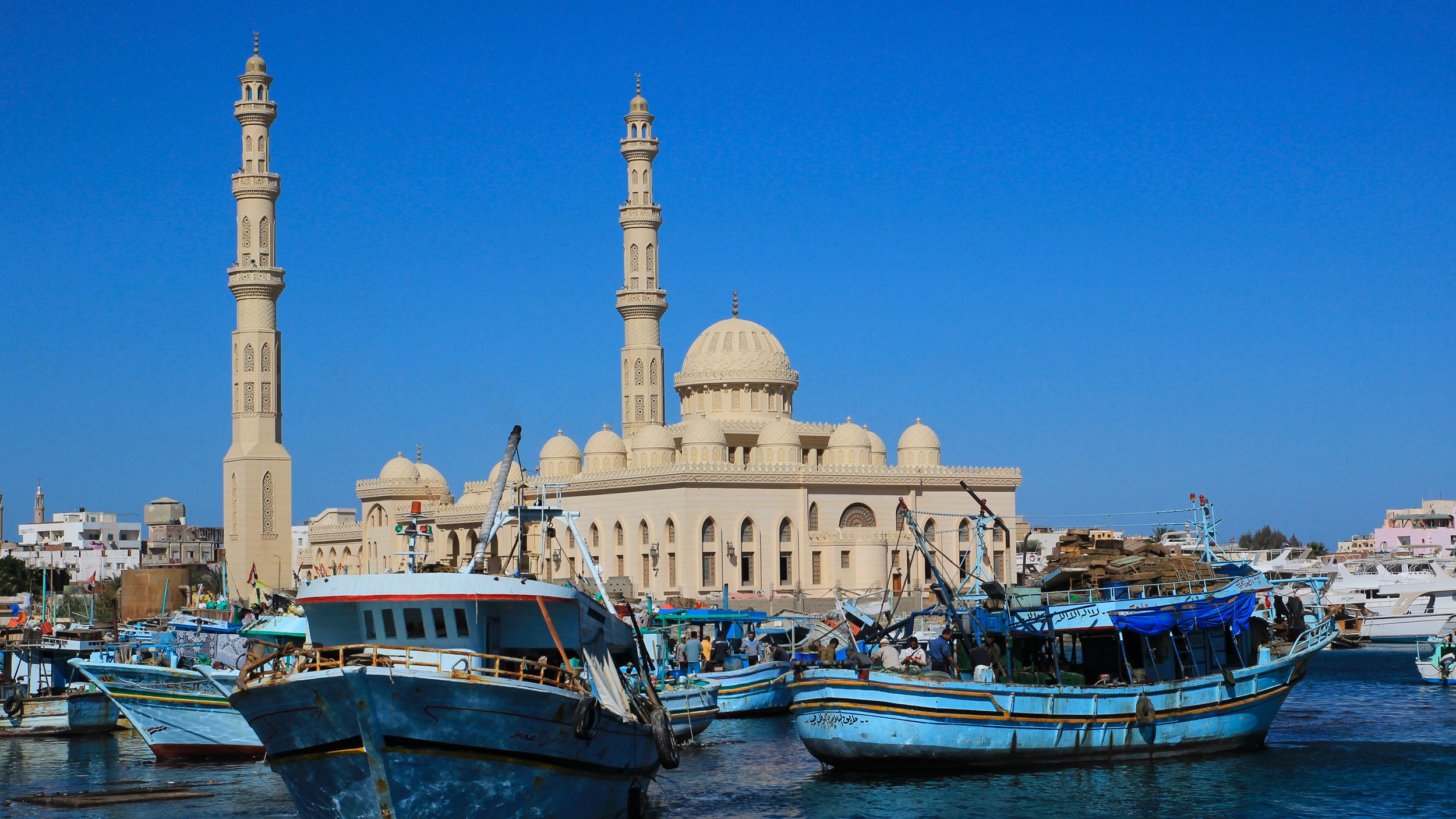 Minaret mešity a orientální architektura v centru egyptské Hurghady