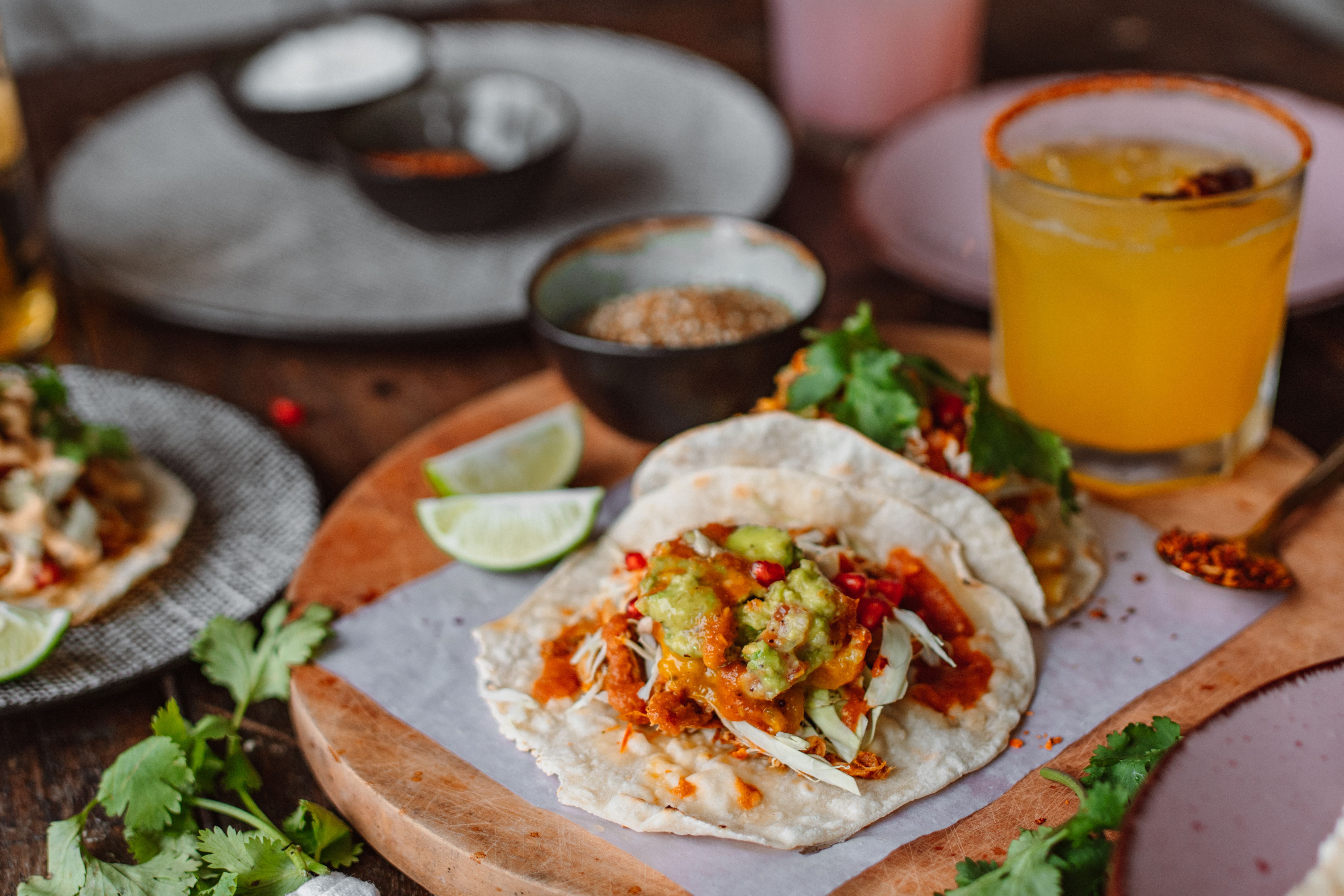 Tacos plné šťavnatého masa a&nbsp;čerstvých ingrediencí doplněné limetkovým klínkem a&nbsp;mexickým nápojem.