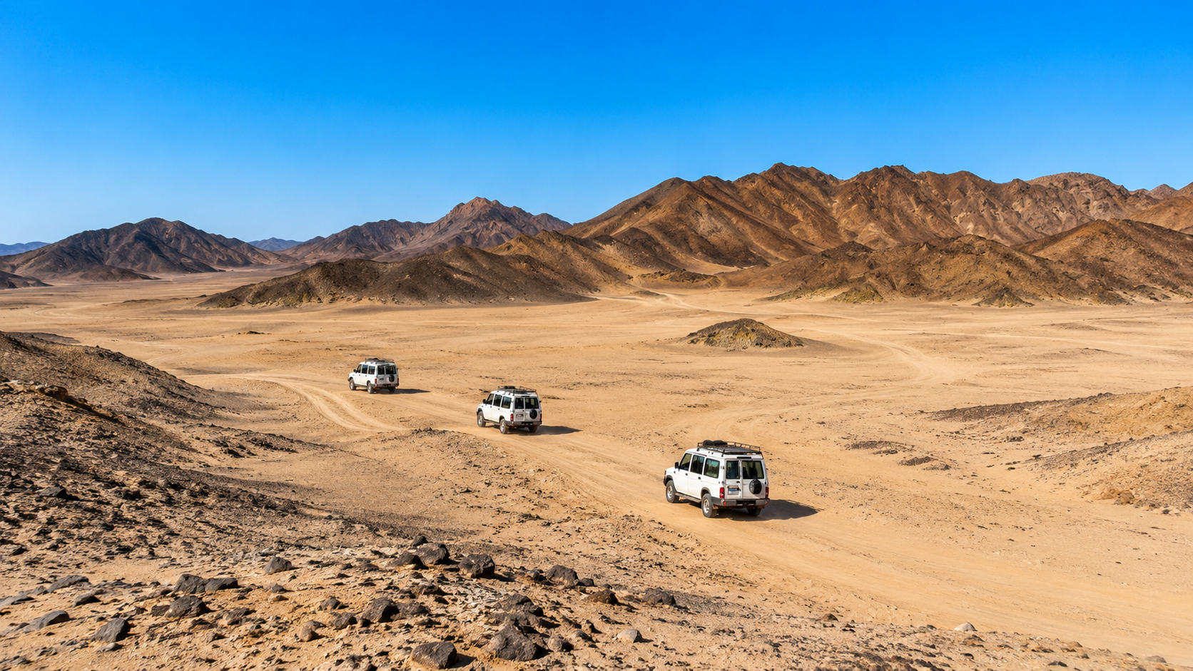 Písečná pouštní krajina u Marsa Alam