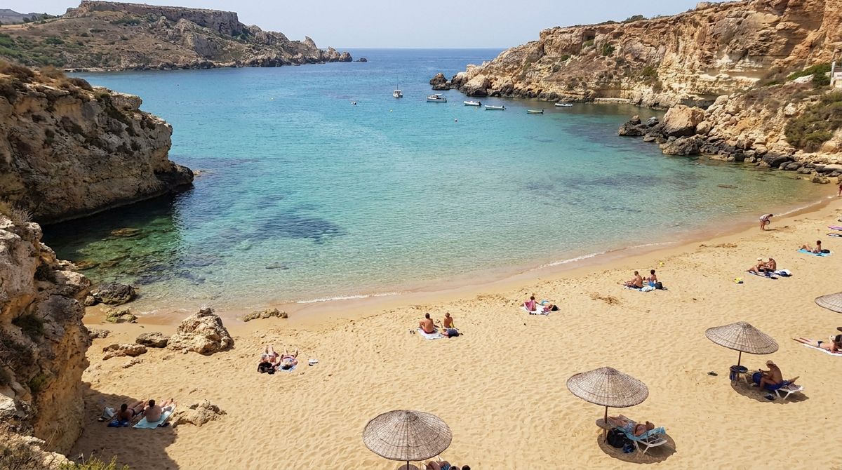Golden Bay patří mezi nejznámější písečné pláže na Maltě